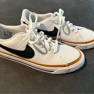 Nike White and Black Sneakers